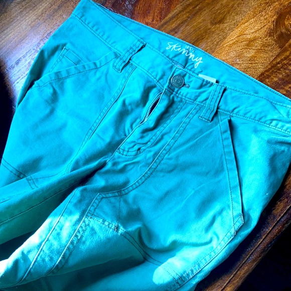 Skinny Fossil green slacks knee and pocket detail - Picture 3 of 4